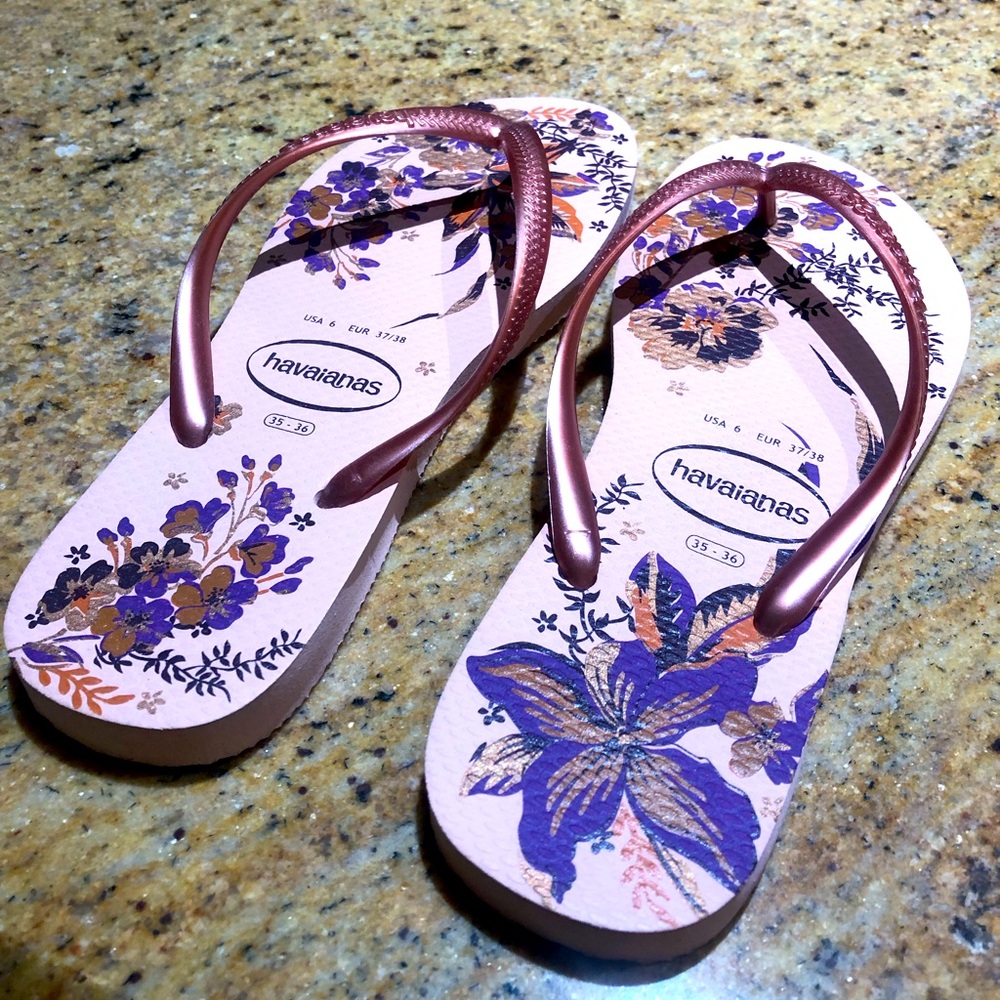 NWOT Havaianas Rose Gold Flip Flops